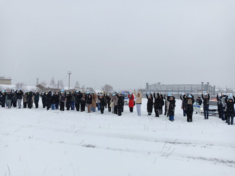В Нерюнгринском районе Якутии полицейские со студентами и общественниками провели флэшмоб «Скажем мошенникам – НЕТ!»